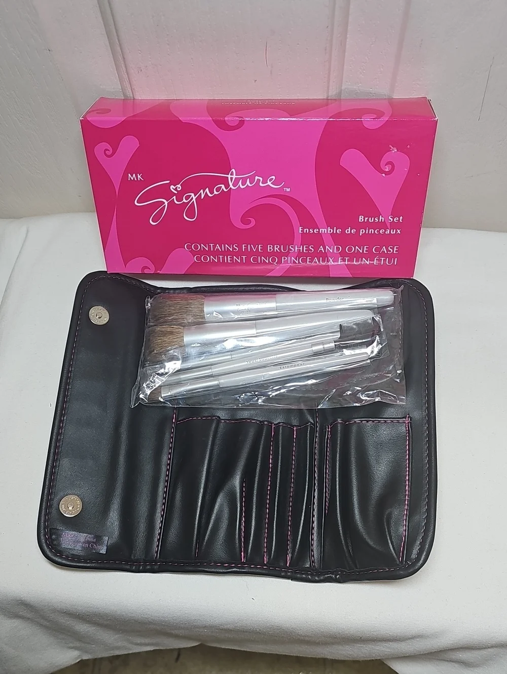 Mary Kay Signature Pink & Silver 5-Piece Makeup Brush Set with Case